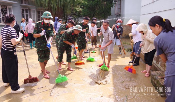 Cán bộ, chiến sĩ Trung đoàn 123 và cán bộ, nhân viên y tế phối hợp khắc phục hậu quả sau bão số 4 tại Trung tâm Y tế khu vực Văn Lãng