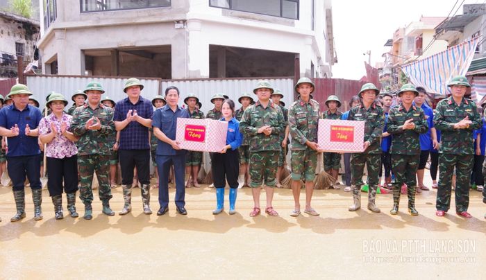 Đoàn công tác của Bộ Tư lệnh Quân khu 1 và tỉnh Lạng Sơn trao tặng quà cho cán bộ, chiến sĩ các đơn vị đang trực tiếp tham gia khắc phục hậu quả bão số 4 tại xã Thất Khê