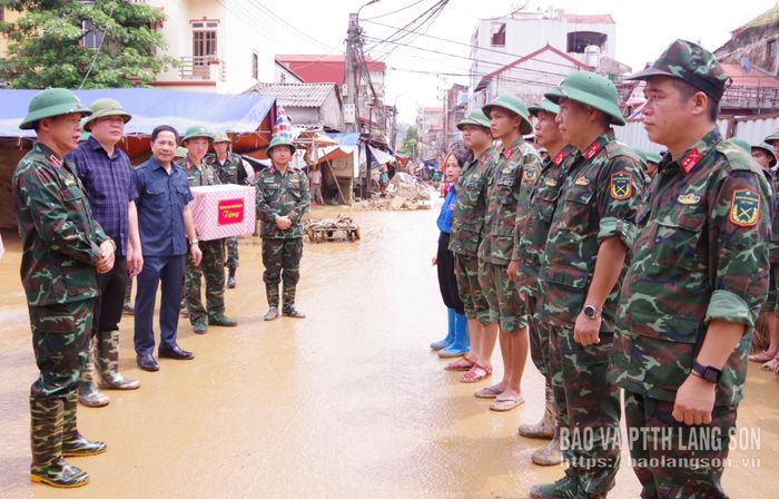 Thiếu tướng Đàm Minh Tuân, Phó Tư lệnh Quân khu 1 phát biểu động viên, giao nhiệm vụ cho các lực lượng đang trực tiếp tham gia khắc phục hậu quả bão số 4 tại xã Thất Khê