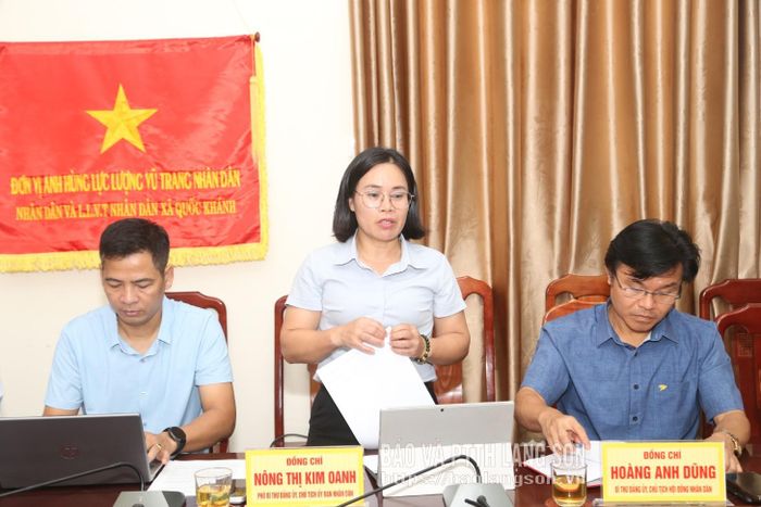 Chủ tịch UBND xã Quốc Khánh báo cáo tình hình thực hiện sáp nhập trường lớp trên địa bàn