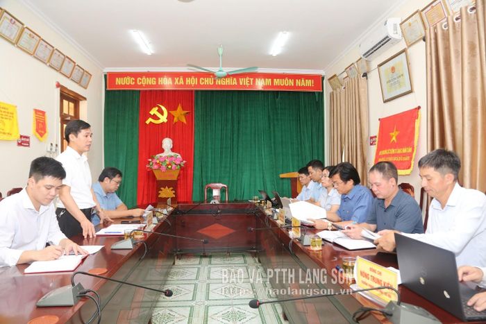 Đoàn khảo sát làm việc với lãnh đạo xã Quốc Khánh và đại diện Trường Phổ thông nội trú liên cấp Tiểu học - THCS Quốc Khánh