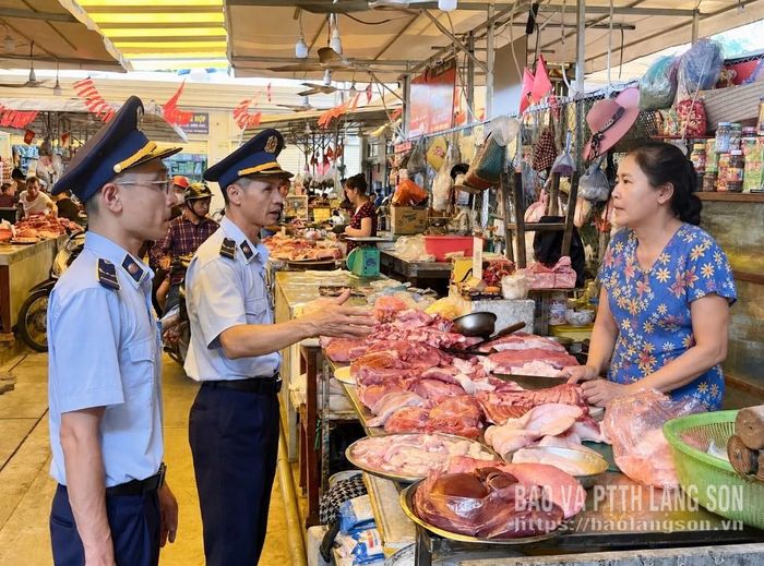 Cán bộ Đội QLTT số 1 kiểm tra hoạt động kinh doanh của tiểu thương tại chợ Chi Lăng, phường Lương Văn Tri