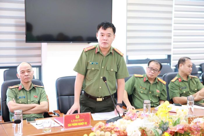 Lãnh đạo Phòng An ninh chính trị nội bộ, Công an tỉnh phát biểu ý kiến tại cuộc họp