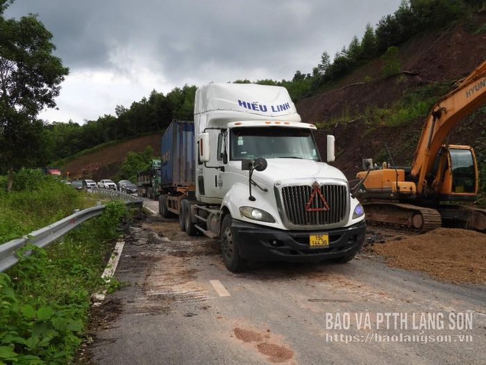 Các phương tiện vận tải đã lưu thông tại km 66+200