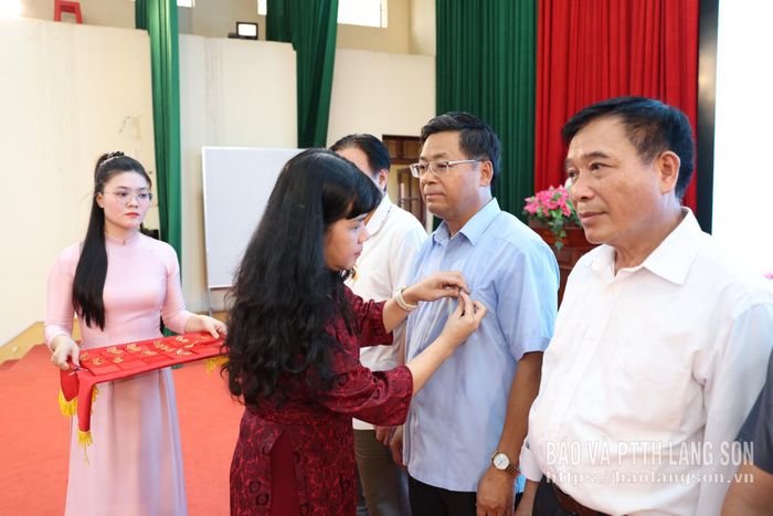Lãnh đạo HĐND phường Tam Thanh trao huy hiệu Đảng cho các đảng viên