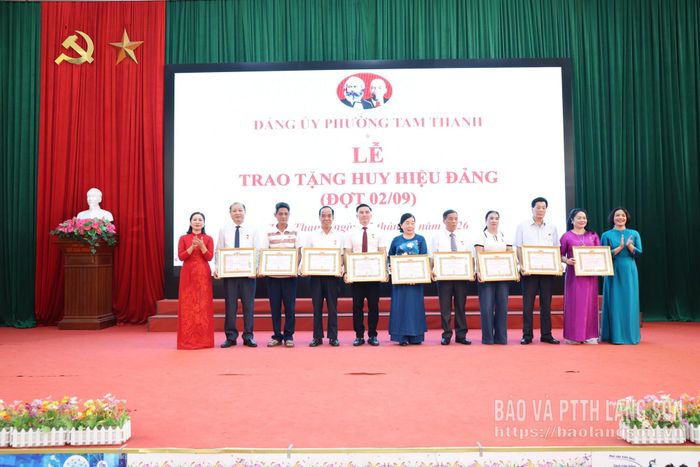 Các đảng viên được trao tặng huy hiệu Đảng đợt 2/9