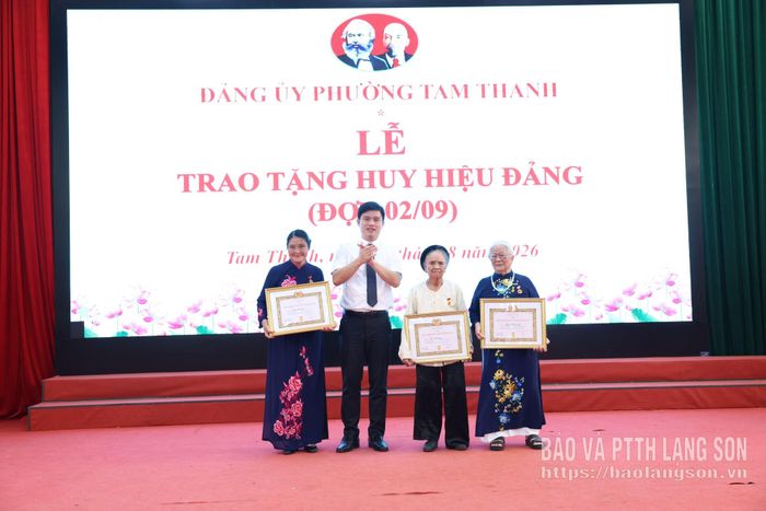Bí thư  Đảng ủy phường Tam Thanh trao huy hiệu 60 năm tuổi Đảng cho các đảng viên