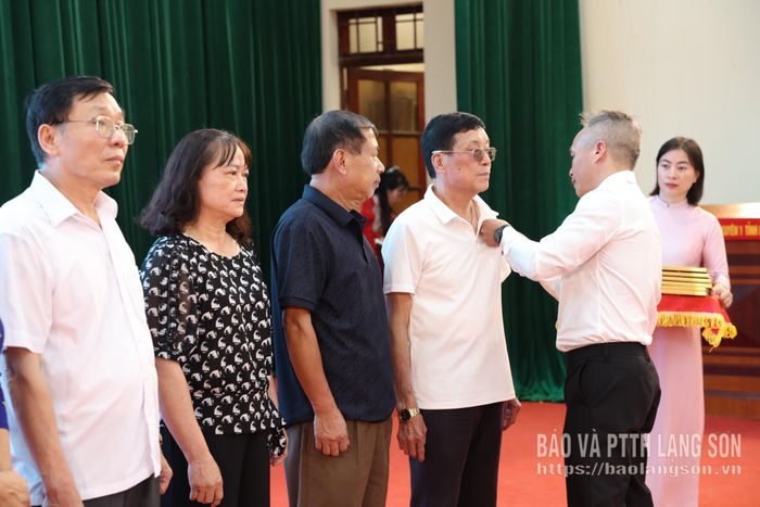 Chủ tịch Ủy ban MTTQ Việt Nam phường trao huy hiệu Đảng cho các đảng viên