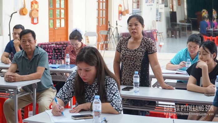 Đại diện các hộ dân bị ảnh hưởng nêu ý kiến tại cuộc họp