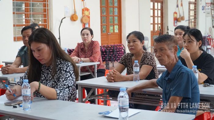 Các hộ dân bị ảnh hưởng dự án tham gia cuộc họp