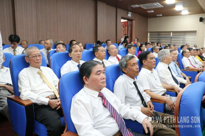 Các đảng viên dự buổi lễ
