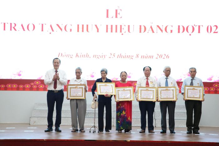 Đồng chí Phùng Quang Hội, Ủy viên Ban Thường vụ Tỉnh ủy, Bí thư Đảng ủy phường trao huy hiệu 60 năm tuổi Đảng 