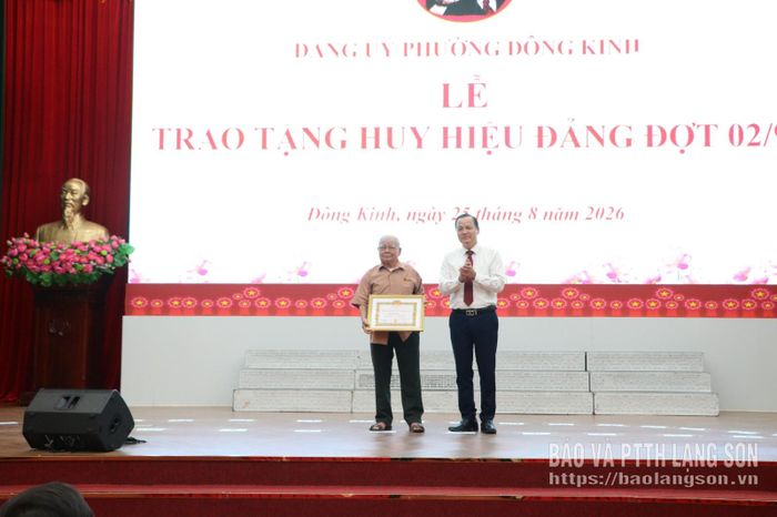 Đồng chí Phùng Quang Hội, Ủy viên Ban Thường vụ Tỉnh ủy, Bí thư Đảng ủy phường trao huy hiệu 65 năm tuổi Đảng 