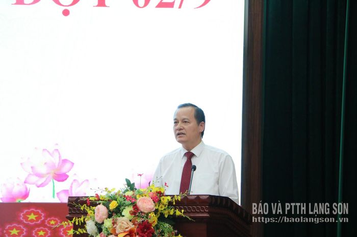 Đồng chí Phùng Quang Hội, Ủy viên Ban Thường vụ Tỉnh ủy, Bí thư Đảng ủy phường phát biểu tại buổi lễ