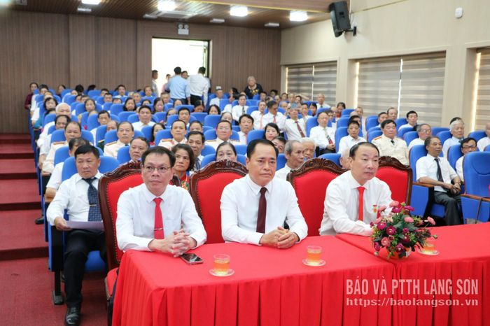 Các đại biểu dự buổi lễ