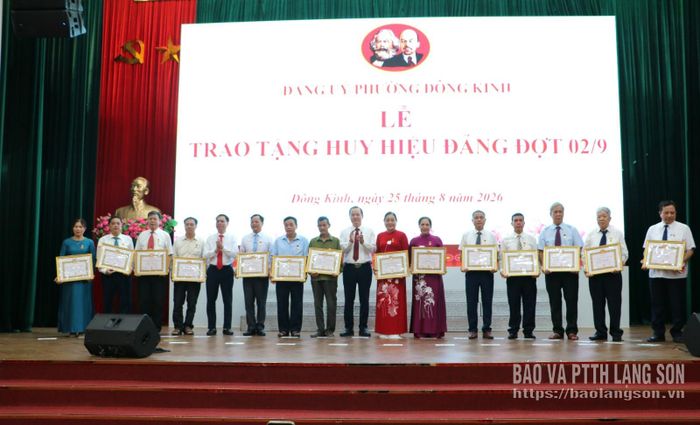 Các đảng viên được trao tặng huy hiệu 30 năm tuổi Đảng