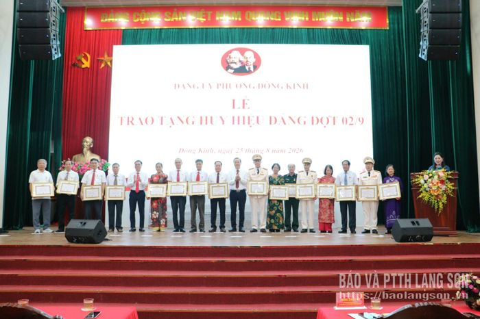 Các đảng viên trên địa bàn phường được trao tặng huy hiệu 35 năm tuổi Đảng