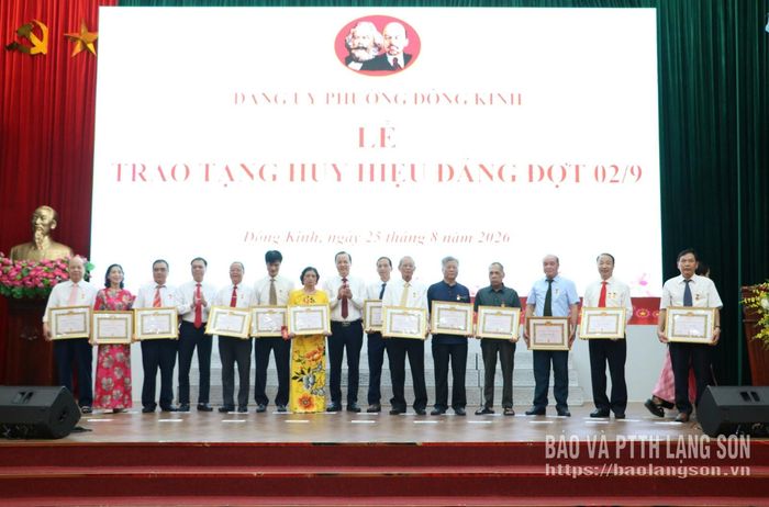 Các đảng viên được trao tặng huy hiệu 35 năm tuổi Đảng