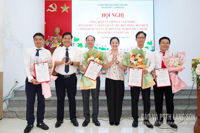 Lãnh đạo Sở GD&ĐT trao quyết định và tặng hoa chúc mừng các đồng chí được điều động, bổ nhiệm