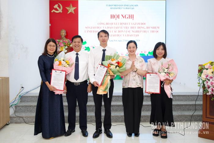 Lãnh đạo Sở GD&ĐT trao quyết định và tặng hoa chúc mừng các đồng chí giữ chức vụ Phó Giám đốc Trung tâm Giáo dục nghề nghiệp - Giáo dục thường xuyên Tràng Định
