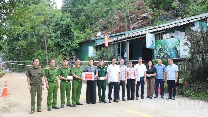 Đoàn công tác trao hỗ trợ cho lực lượng chức năng  làm nhiệm vụ tại khu vực đá lở