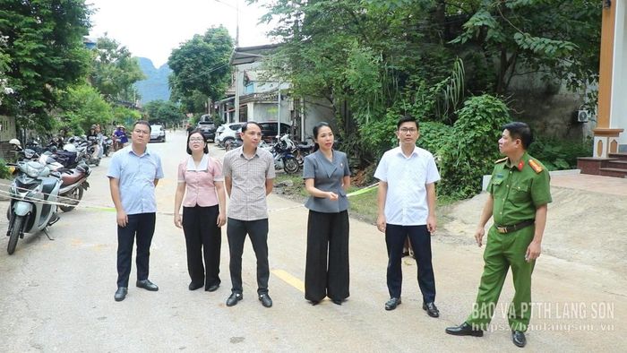 Đoàn công tác kiểm tra, nắm bắt tình hình tại khu vực bị lở đá