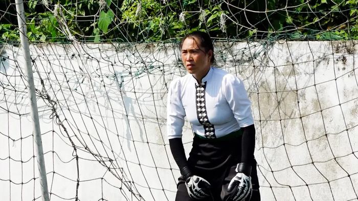 Chị Hà Thị Chiển, thủ môn của đội Nghĩa Lộ.