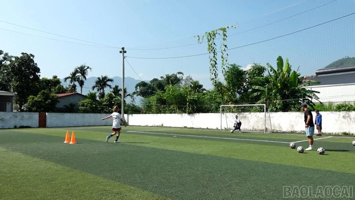 Trên sân bóng VTV Cup có nhiều "chị đại" hăng say tập luyện.