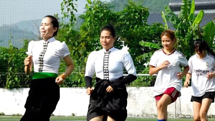 Chị Hà Thị Chiển, thủ môn của đội Nghĩa Lộ tích cực luyện tập.