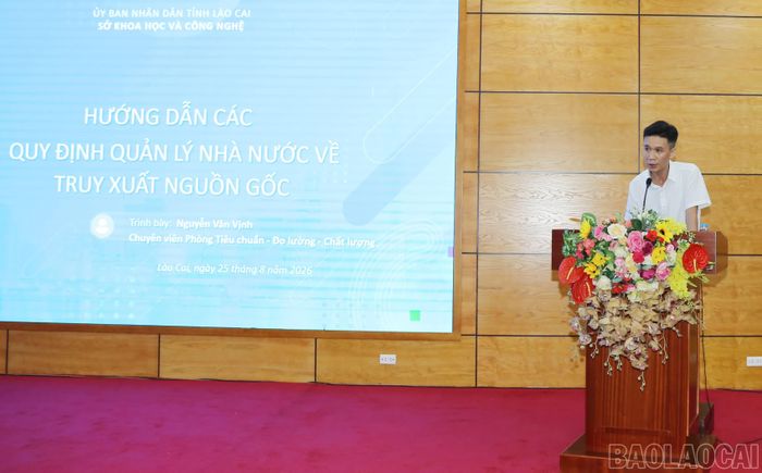 Cán bộ Sở Khoa học và Công nghệ hướng dẫn các quy định quản lý Nhà nước về truy xuất nguồn gốc.