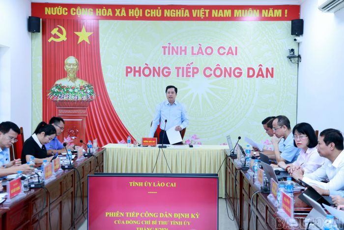 Đồng chí Bí thư Tỉnh ủy phát biểu tại phiên tiếp công dân đại diện cho 2 gia đình tại xã Bát Xát.