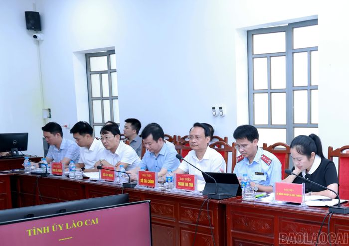 Đại diện lãnh đạo các ngành, phường Văn Phú tham gia buổi tiếp công dân của đồng chí Bí thư Tỉnh ủy.