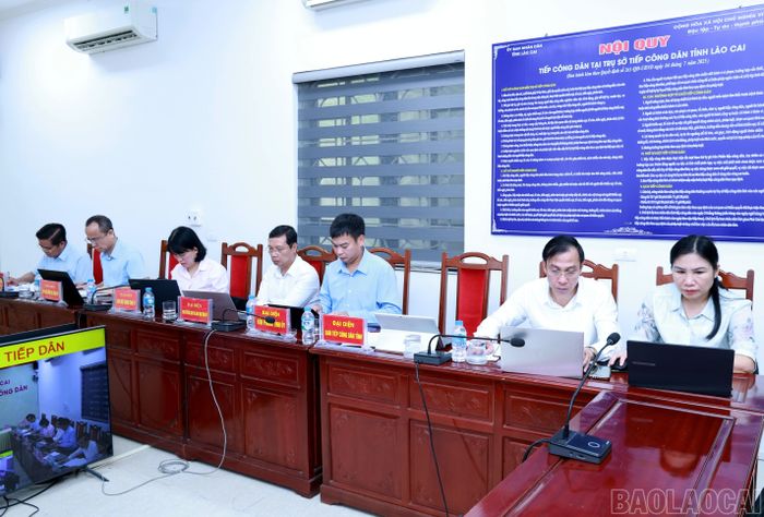 Đại diện các ngành, đơn vị tham gia buổi tiếp công dân của đồng chí Bí thư Tỉnh ủy.