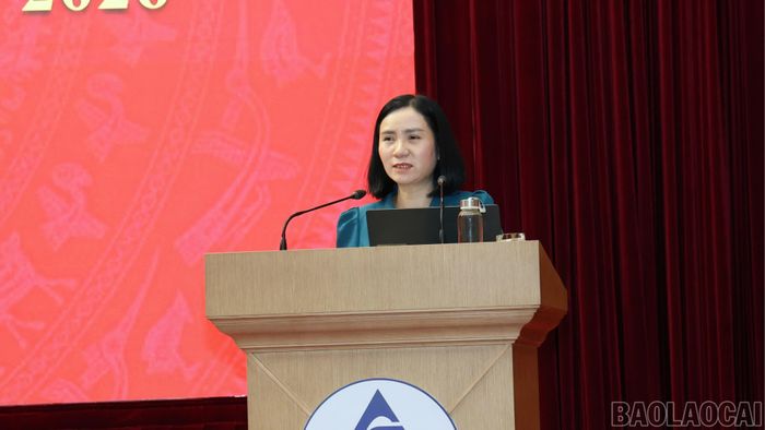 Đồng chí Lê Thị Thanh Bình - Phó Bí thư Đảng ủy Các cơ quan Đảng tỉnh phát biểu tại hội nghị.