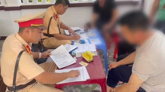 Lực lượng cảnh sát giao thông lập biên bản vi phạm hành chính đối với người điều khiển phương tiện.