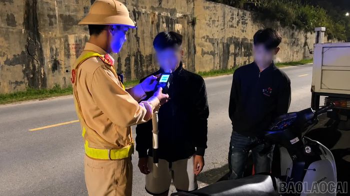 Lực lượng cảnh sát giao thông kiểm tra nồng độ cồn đối với người điều khiển phương tiện.