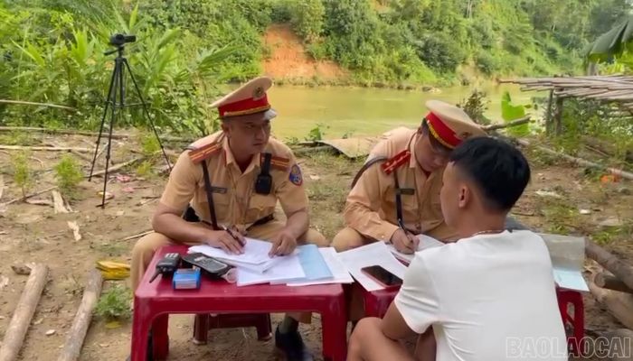 Lực lượng cảnh sát giao thông kiểm tra, lập biên bản vi phạm hành chính đối với người điều khiển phương tiện.