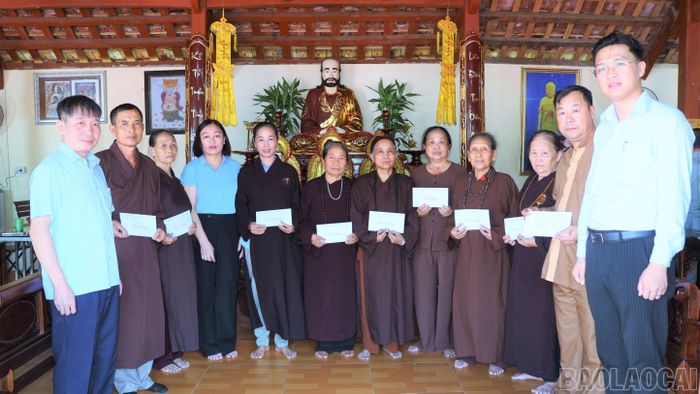 Lãnh đạo xã Lục Yên tặng quà các chức sắc, chức việc, tăng ni và phật tử chùa Bảo Châu.