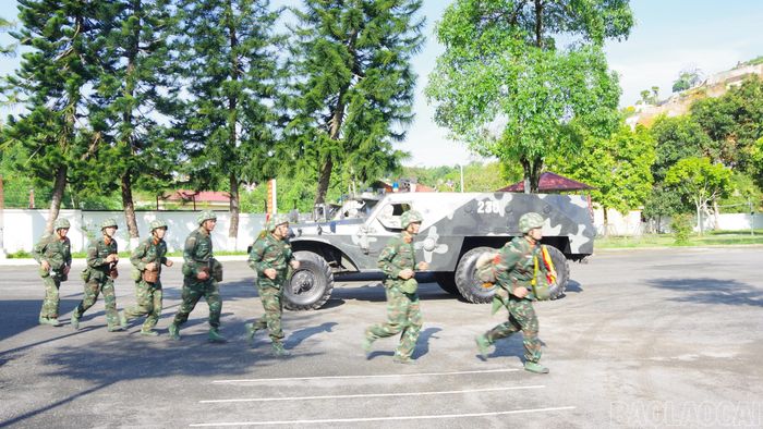 Đại đội Trinh sát cơ giới 1 thực hành triển khai phương án sẵn sàng chiến đấu.