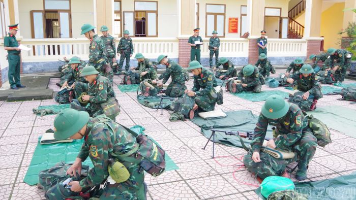 Đoàn công tác kiểm tra vật chất hậu cần, kỹ thuật mang theo bảo đảm thực hiện nhiệm vụ sẵn sàng chiến đấu tại Trung đoàn 121.