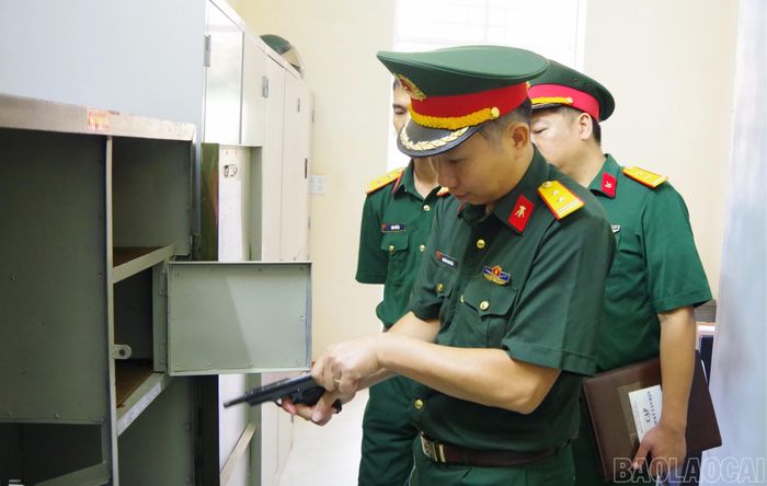Đoàn công tác kiểm tra việc niêm cất vũ khí, trang bị theo quy định tại Ban Chỉ huy Quân sự phường Nam Cường.