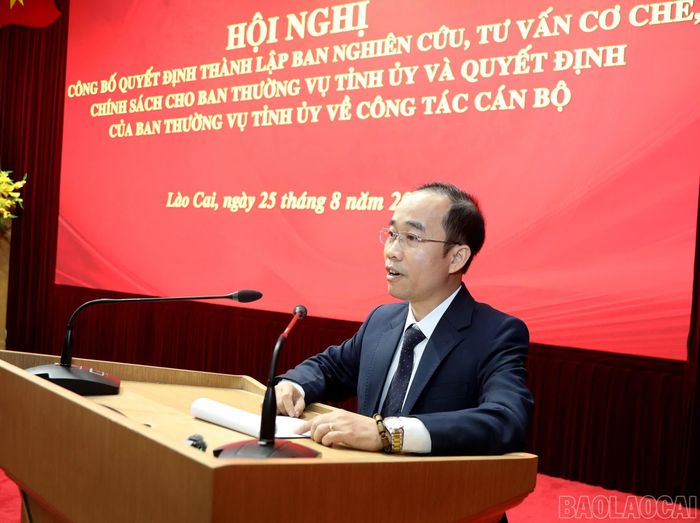 Đồng chí Nguyễn Duy Khiêm, thành viên Ban nghiên cứu phát biểu nhận nhiệm vụ.