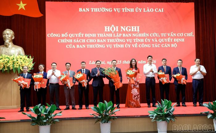 Thường trực Tỉnh ủy tặng hoa chúc mừng các đồng chí tham gia Ban nghiên cứu.