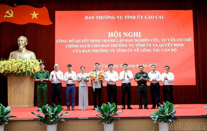 Lãnh đạo các sở, xã tặng hoa chúc mừng các đồng chí được điều động, tham gia Ban nghiên cứu.