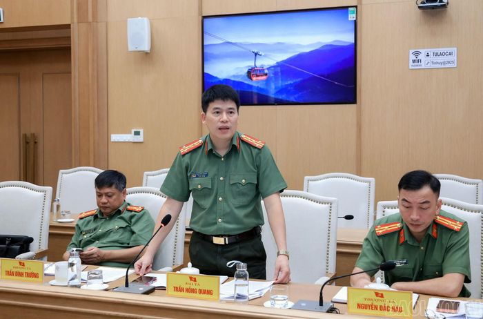 Đại tá Trần Hồng Quang - Phó Cục trưởng Cục An ninh chính trị nội bộ, Trưởng đoàn phát biểu tại hội nghị.
