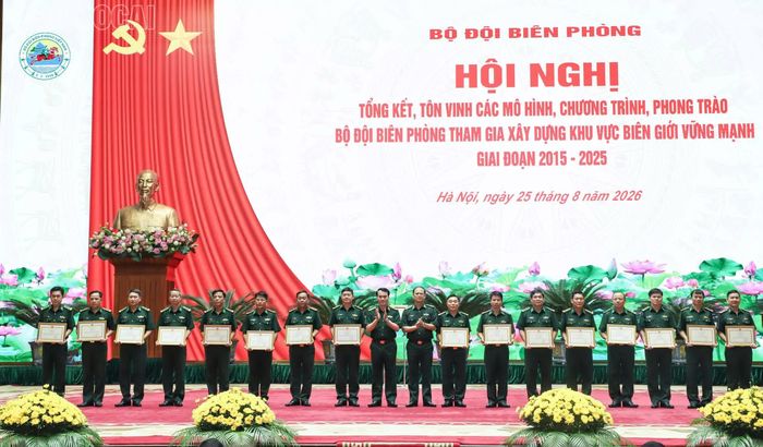 Trung tá Phạm Hồng Thi - Chính trị viên Đồn Biên phòng Bát Xát, Lào Cai (thứ 8 từ trái qua) nhận khen thưởng của Bộ Tư lệnh Bộ đội Biên phòng.