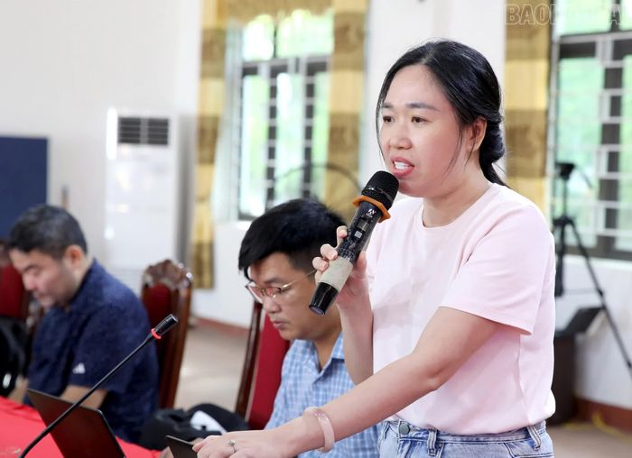 Các nhà báo, phóng viên cùng đại diện các cơ quan quản lý thảo luận, trao đổi tại hội nghị.