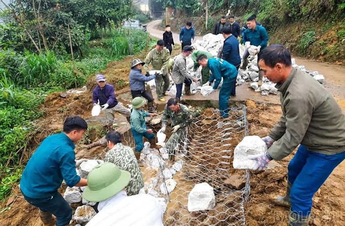 Người dân thôn Hòa Cuông 1, xã Trấn Yên tự nguyện tham gia đóng góp khắc phục các đoạn đường bị sạt lở nghiêm trọng sau mưa lớn.