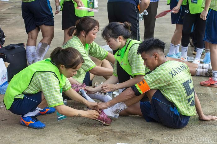 Các cầu thủ hỗ trợ đồng đội sau trận đấu.