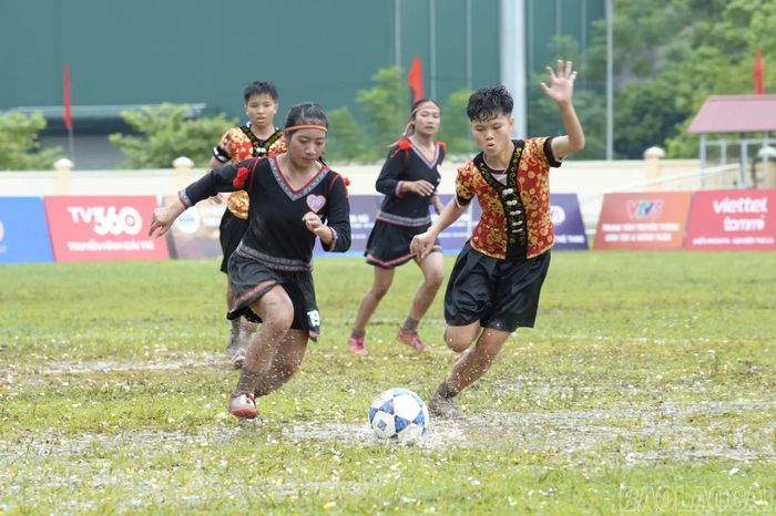 Dù trời mưa, tinh thần thi đấu của các cầu thủ vẫn không giảm sút.